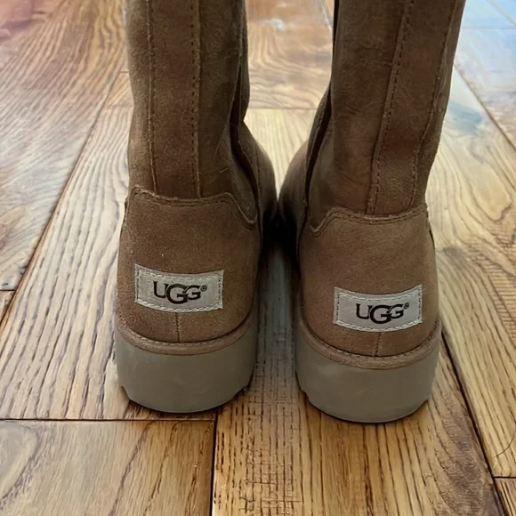 UGG boot with slight wedge - classic! - Picture 2 of 5